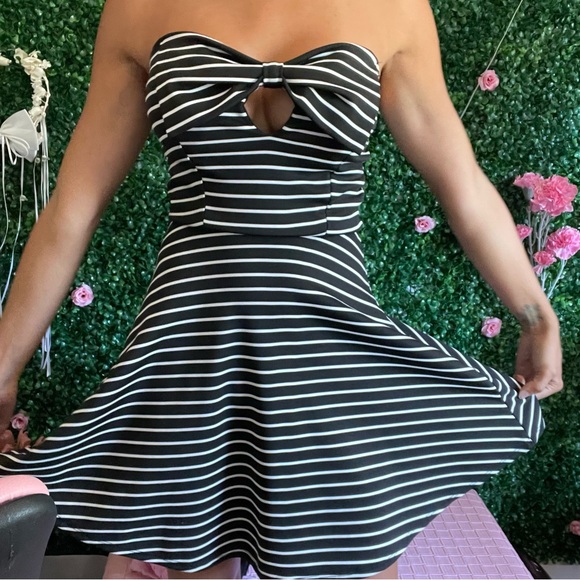 B&W Striped Strapless Keyhole Bowtie Flare Skirt Dress (Size XS) - SWS Brand - Picture 4 of 4
